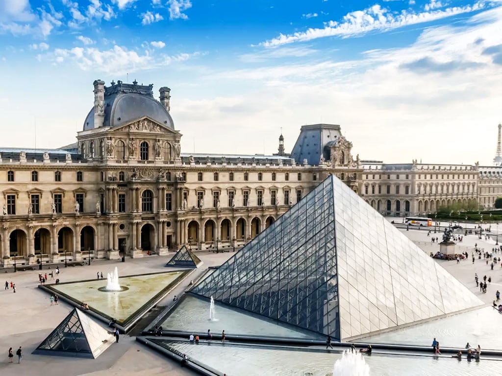 Louvre museum paris entrance glass pyramid • Paris Whatsup