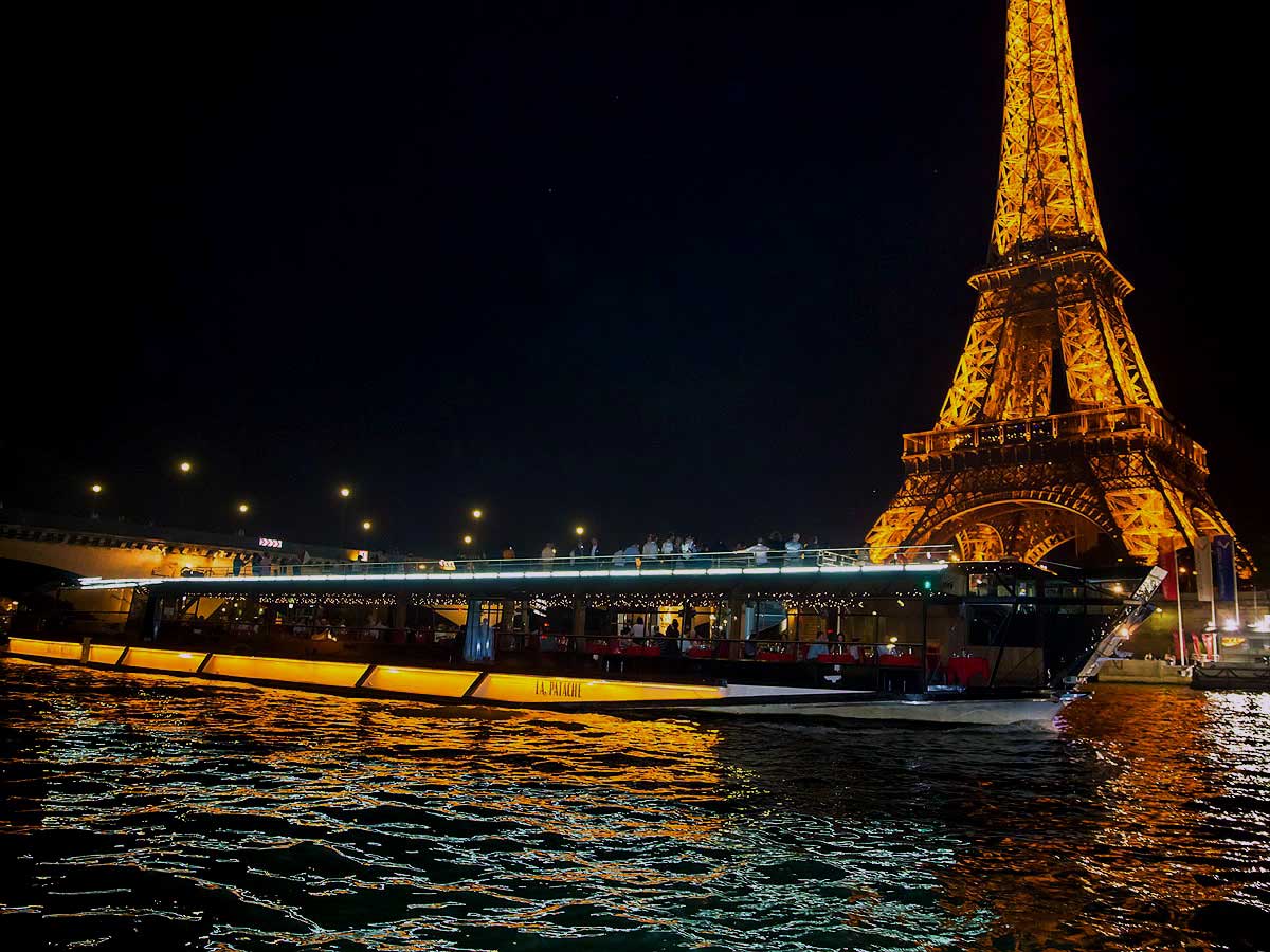 Seine River: Dinner Cruise with Live Music by Bateaux Mouches • Paris Whatsup